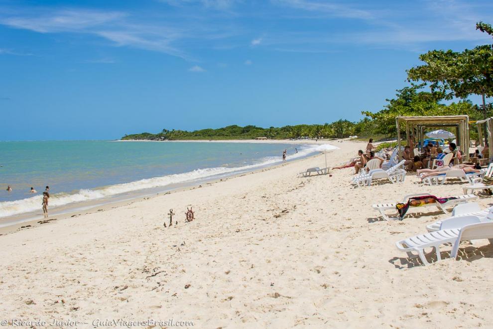 Imagem de criancas na beira do mar da Praia do Mutá.